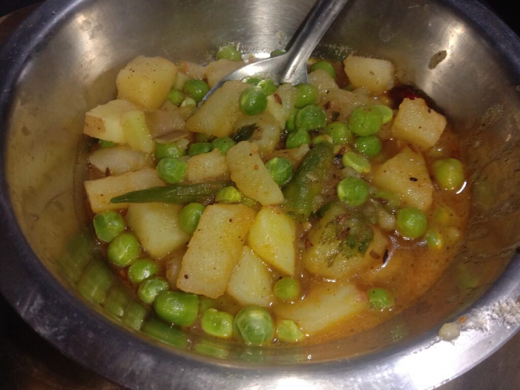 Hortalizas sofritas al estilo bengalí (Bengalí Tarkari Curry)