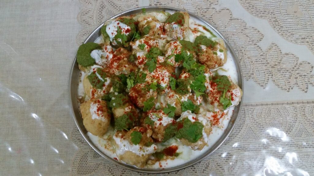 Croquetas de dhal en salsa de yogur (Urad Dhal Bharat)