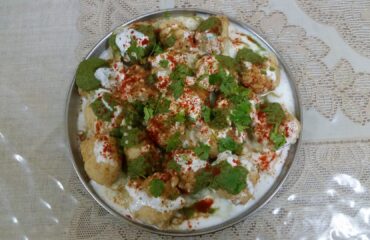 Croquetas de dhal en salsa de yogur (Urad Dhal Bharat)