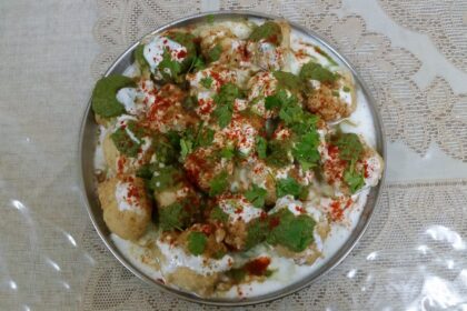 Croquetas de dhal en salsa de yogur (Urad Dhal Bharat)