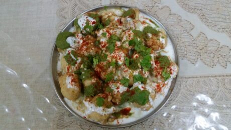 Croquetas de dhal en salsa de yogur (Urad Dhal Bharat)