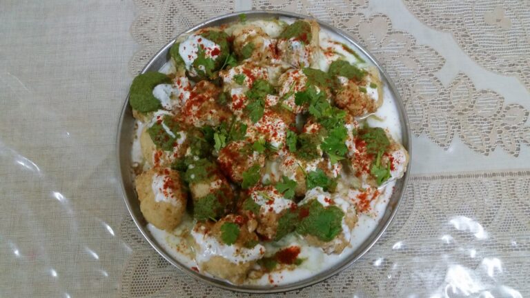Croquetas de dhal en salsa de yogur (Urad Dhal Bharat)