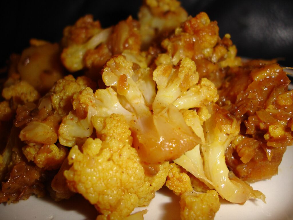 Coliflor y patatas en salsa rubia (Alu Pul Gobhi Sabyi)