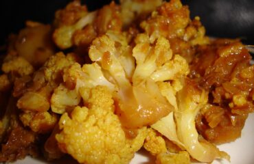 Coliflor y patatas en salsa rubia (Alu Pul Gobhi Sabyi)