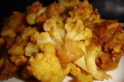 Coliflor y patatas en salsa rubia (Alu Pul Gobhi Sabyi)