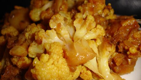 Coliflor y patatas en salsa rubia (Alu Pul Gobhi Sabyi)