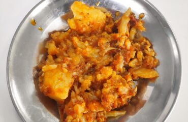 Patatas y coliflor fritas con especias (Alu Pul Gobhi Curry)