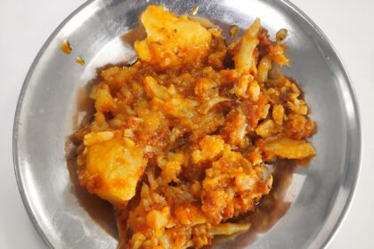Patatas y coliflor fritas con especias (Alu Pul Gobhi Curry)