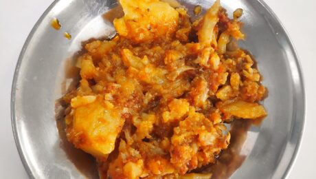 Patatas y coliflor fritas con especias (Alu Pul Gobhi Curry)