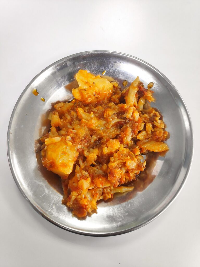 Patatas y coliflor fritas con especias (Alu Pul Gobhi Curry)