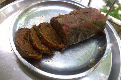 Ruedas fritas de patata y coco (Alu Patra)