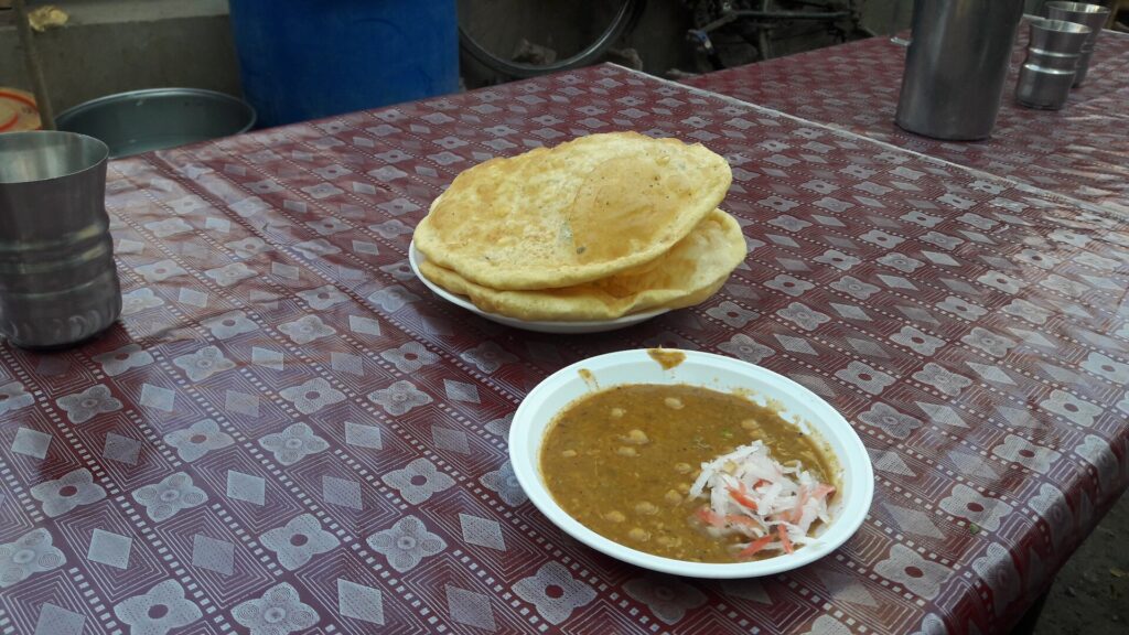 Tortas fritas fermentadas (Bhathūrā)