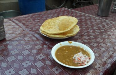 Tortas fritas fermentadas (Bhathūrā)