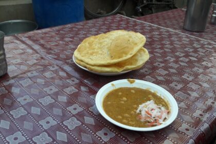 Tortas fritas fermentadas (Bhathūrā)