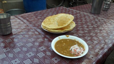 Tortas fritas fermentadas (Bhathūrā)