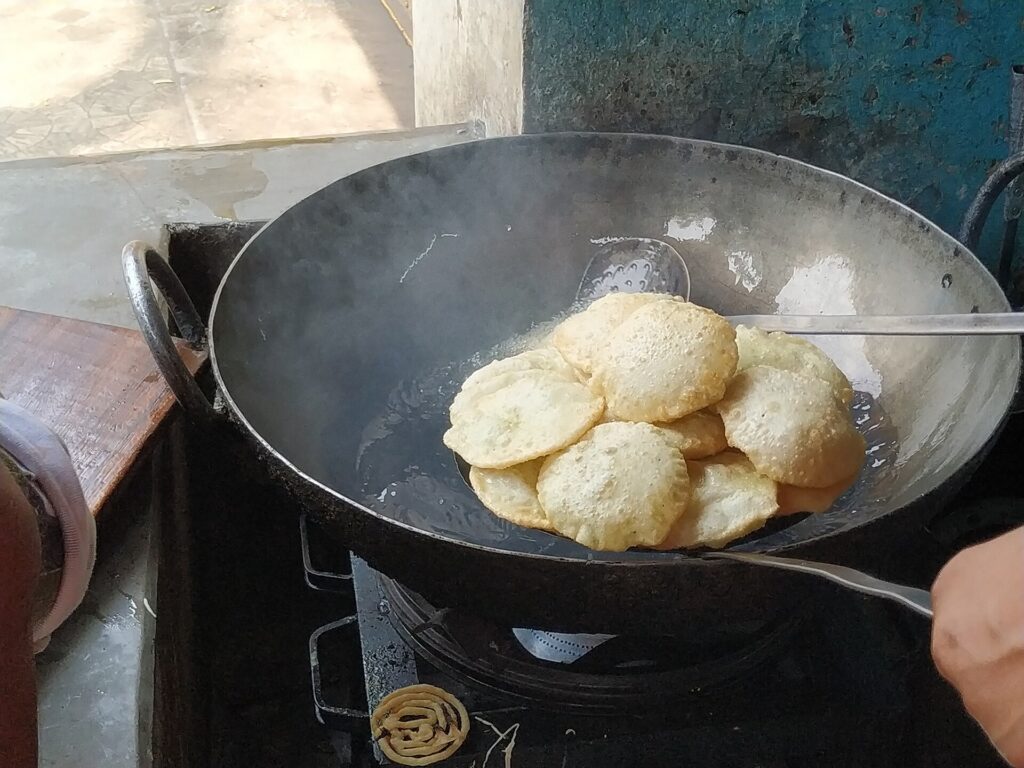 Galletas fritas de trigo (Pūrī)