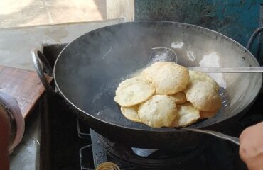 Galletas fritas de trigo (Pūrī)