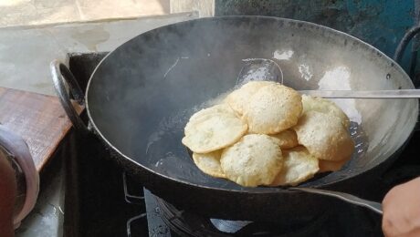 Galletas fritas de trigo (Pūrī)