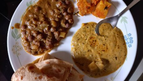 Coliflor y patatas con panir (Alu Pul Gobhi aur Panir Sabyi)