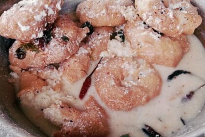 Aros de dhal fritos con yogur (Dahi Vadas)