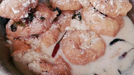 Aros de dhal fritos con yogur (Dahi Vadas)