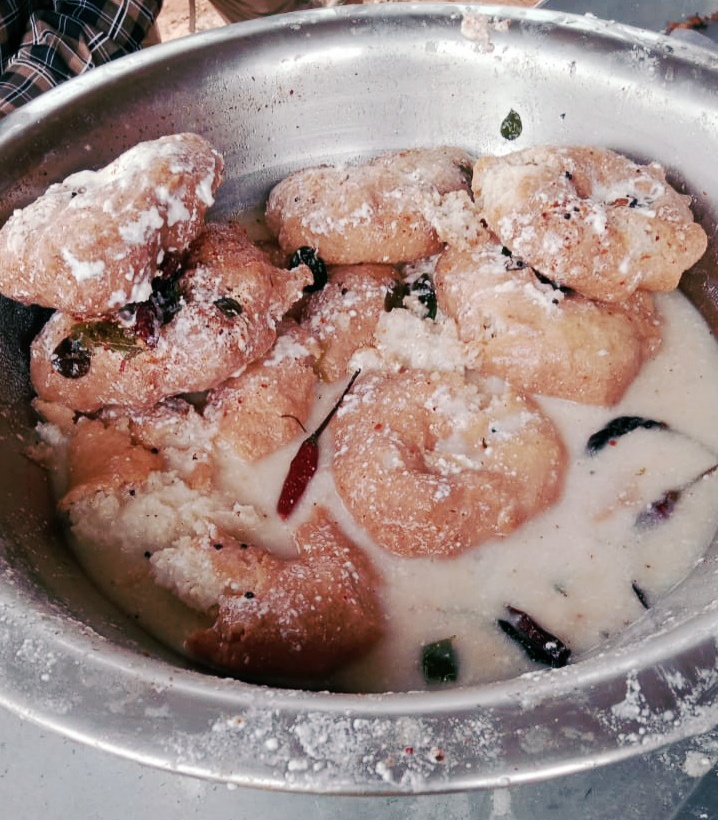 Aros de dhal fritos con yogur (Dahi Vadas)