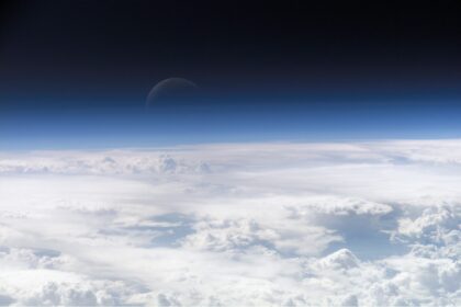 Vista de la atmósfera terrestre como representación de Akasha o espacio