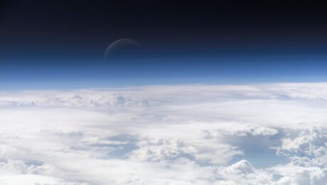 Vista de la atmósfera terrestre como representación de Akasha o espacio