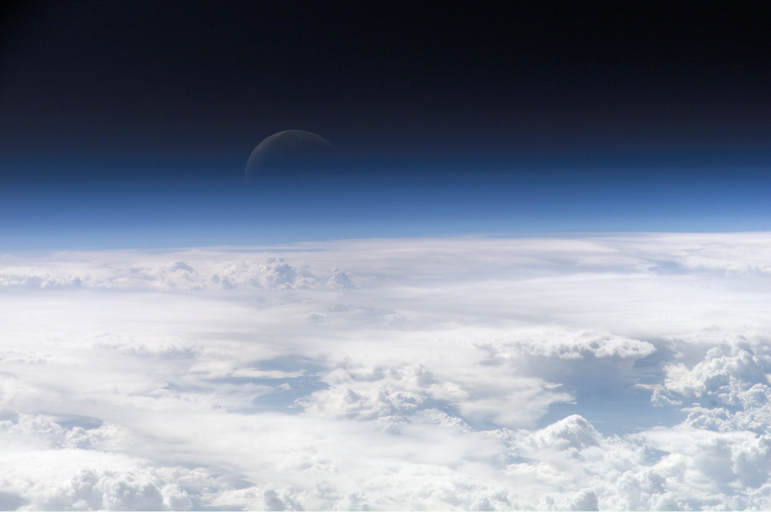 Vista de la atmósfera terrestre como representación de Akasha o espacio
