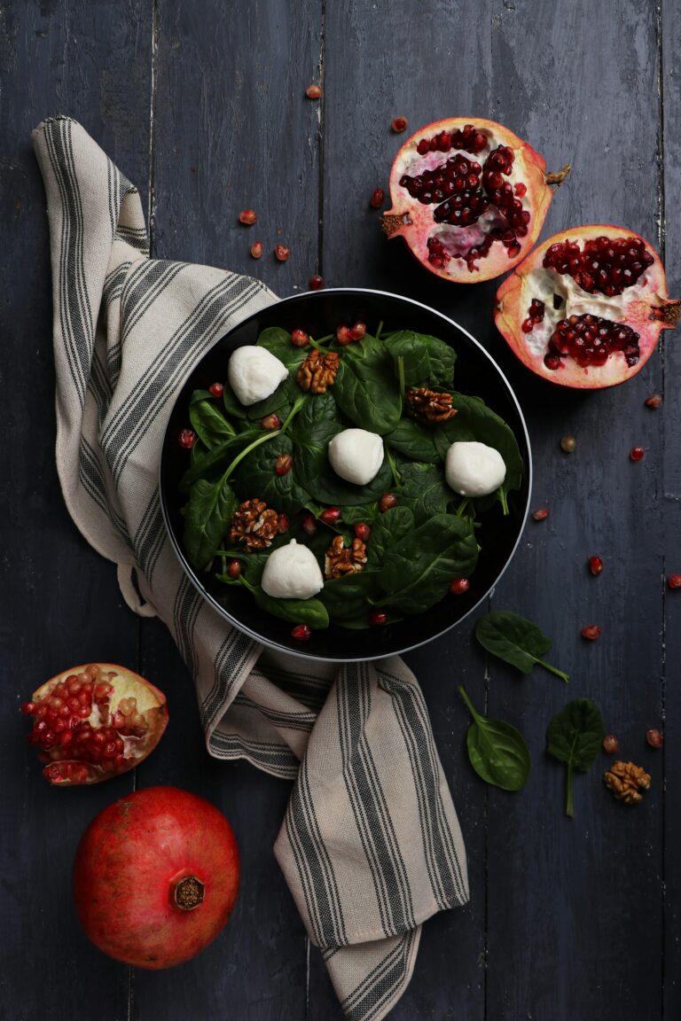 Ensalada con espinaca, granada y nueces como imagen educativa para artículo sobre anemia y Ayurveda