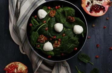 Ensalada con espinaca, granada y nueces como imagen educativa para artículo sobre anemia y Ayurveda