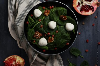 Anemia desde Ayurveda – imagen destacada Ensalada con espinaca, granada y nueces como imagen educativa para artículo sobre anemia y Ayurveda