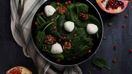Anemia desde Ayurveda – imagen destacada Ensalada con espinaca, granada y nueces como imagen educativa para artículo sobre anemia y Ayurveda