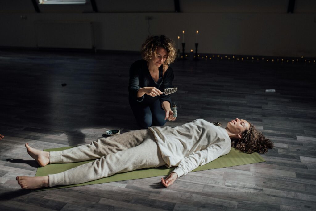Mujer meditando en un espacio sereno como imagen educativa para artículo sobre ansiedad y Ayurveda