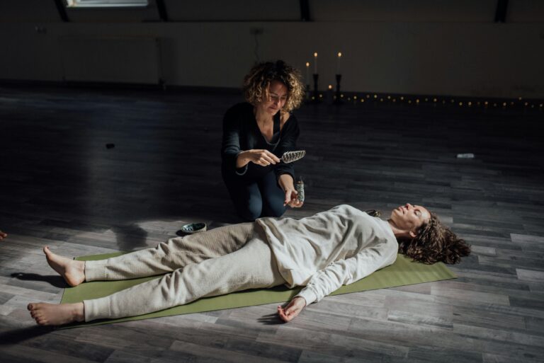 Mujer meditando en un espacio sereno como imagen educativa para artículo sobre ansiedad y Ayurveda