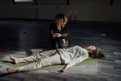 Ansiedad desde Ayurveda – imagen destacada Mujer meditando en un espacio sereno como imagen educativa para artículo sobre ansiedad y Ayurveda