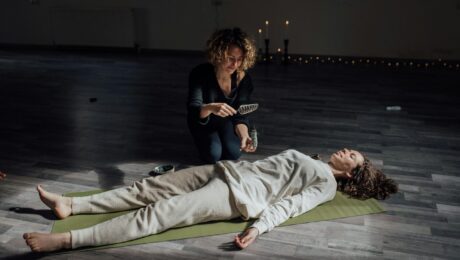 Ansiedad desde Ayurveda – imagen destacada Mujer meditando en un espacio sereno como imagen educativa para artículo sobre ansiedad y Ayurveda