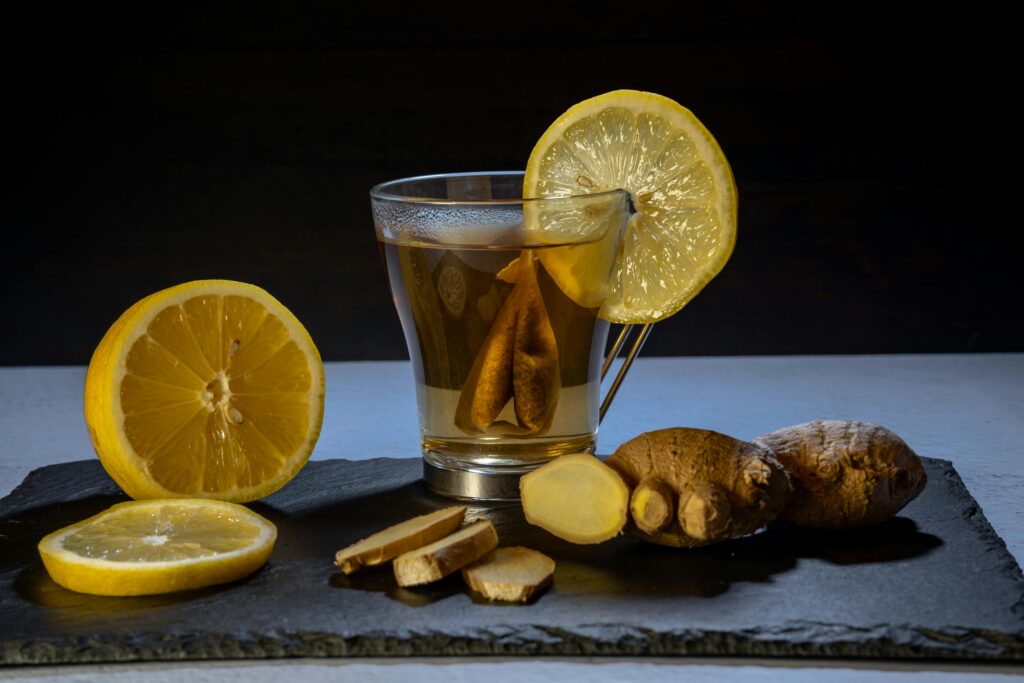 Infusión tibia de jengibre y limón como imagen educativa para artículo sobre apetito bajo y Ayurveda