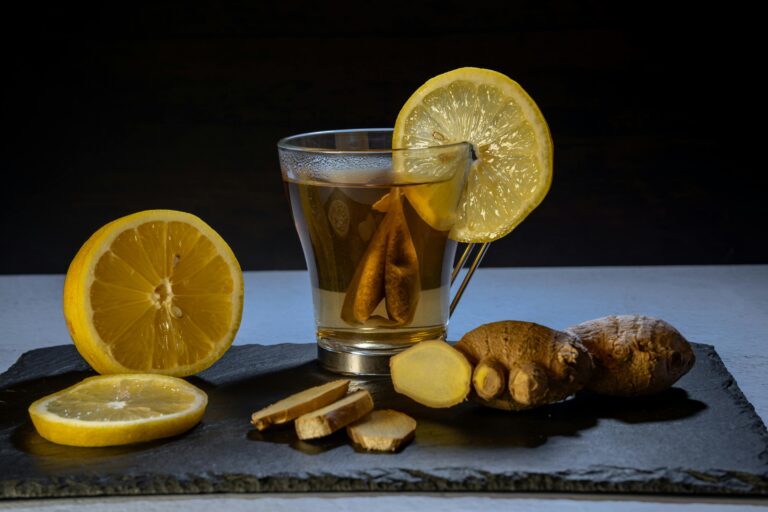 Infusión tibia de jengibre y limón como imagen educativa para artículo sobre apetito bajo y Ayurveda