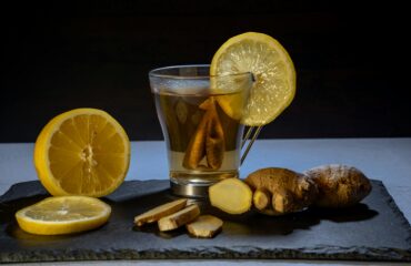 Apetito bajo desde Ayurveda – imagen destacada Infusión tibia de jengibre y limón como imagen educativa para artículo sobre apetito bajo y Ayurveda