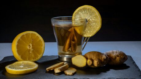 Apetito bajo desde Ayurveda – imagen destacada Infusión tibia de jengibre y limón como imagen educativa para artículo sobre apetito bajo y Ayurveda