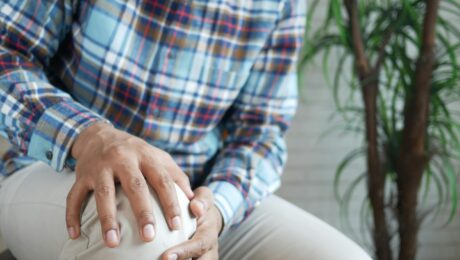 Artritis desde Ayurveda – imagen destacada Persona sosteniendo la rodilla con dolor articular como imagen educativa para artículo sobre artritis y Ayurveda