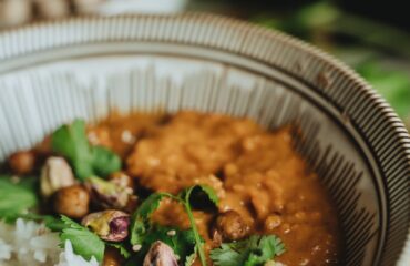 Dieta Kapha – imagen destacada Plato especiado con arroz, legumbres y cilantro para dieta Kapha