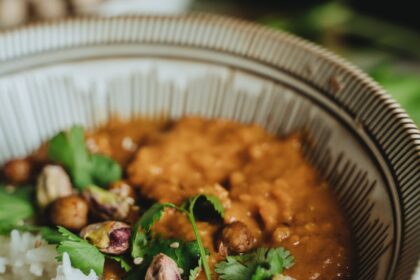 Plato especiado con arroz, legumbres y cilantro para dieta Kapha