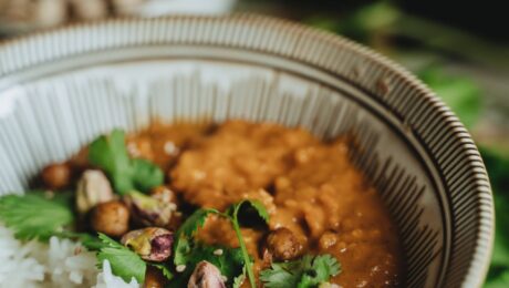 Dieta Kapha – imagen destacada Plato especiado con arroz, legumbres y cilantro para dieta Kapha
