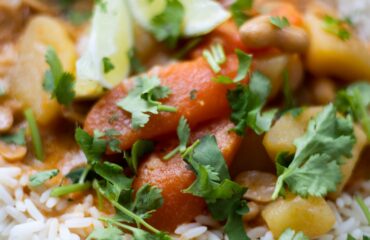 Plato equilibrado con arroz, vegetales y hierbas para dieta tridóshica