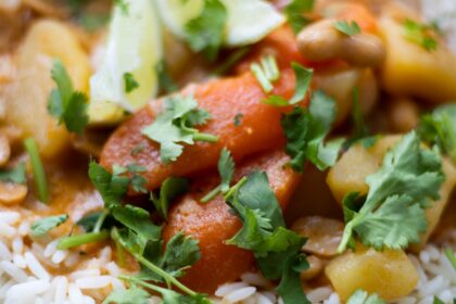 Dieta tridóshica – imagen destacada Plato equilibrado con arroz, vegetales y hierbas para dieta tridóshica