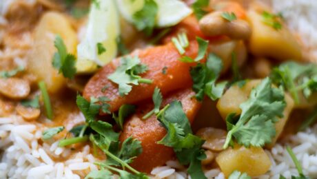 Dieta tridóshica – imagen destacada Plato equilibrado con arroz, vegetales y hierbas para dieta tridóshica