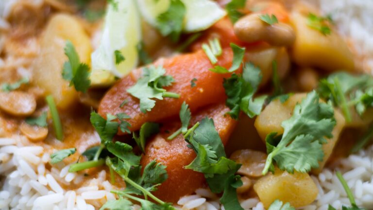 Plato equilibrado con arroz, vegetales y hierbas para dieta tridóshica
