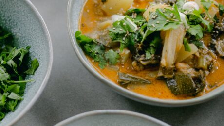 Dieta Vata – imagen destacada Comida tibia con arroz, vegetales cocidos y hierbas para dieta Vata